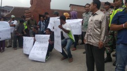 Dugaan Penyimpangan Tanah Desa, Warga di Mojokerto Gelar Demo
