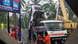 Polisi: Sopir Bus Rombongan Guru Terjun ke Jurang Kondisinya Kritis