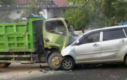 Xenia Tabrak Dump Truk di Manyar Gresik, Pengemudi Terluka