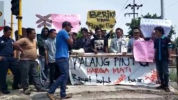 Aliansi Pemuda Duduk Sampeyan Gresik Tuntut Palang Pintu KA Otomatis