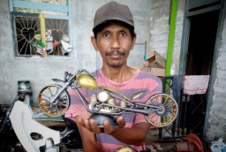 Keren, Warga Lamongan ini Bikin Replika Moge dari Plastik Bekas