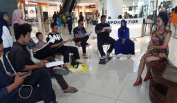 Live Sketch Model Ramaikan Pameran Lukisan di Gresik