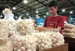 Laris Manis, Bawang Putih di PIOS Terjual 2 Ton dalam Satu Minggu