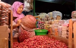 Datangkan dari Jatim Hingga Jateng, Stok Bawang Merah di PIOS Melimpah