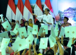 Presiden Jokowi Bagikan 2020 Sertifikat Tanah Gratis untuk Warga Jatim