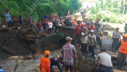 Petugas dan Warga Gotong Royong Bersihkan Material Lumpur Sisa Banjir