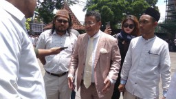 Hotman Hingga M Nuh Ikut Menyambut Jenazah Gus Solah di Tebuireng