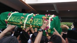 Tiba di Tebuireng Jombang, Jenazah Gus Solah Disambut Kalimat Tauhid