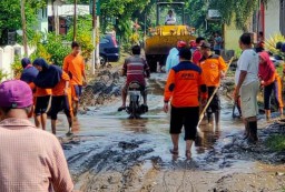 Warga dan Petugas Kerja Bakti Bersihkan Sisa Banjir di Probolinggo
