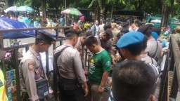 Polisi Periksa Ketat Suporter yang Masuk ke Stadion Gelora Delta