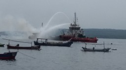 Lego Jangkar, KM Victori Utama Terbakar di Pelabuhan Tanjungwangi