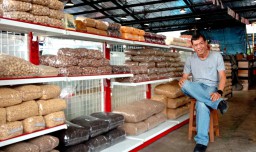 Gunakan Rak Knock Down, Lapak Rempah-rempah di PIOS ini Terlihat Beda