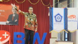 Jadi Wirausaha Sukses, Tung Dasem Waringin Ajak Mahasiswa Menyontek
