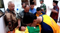 Bagi Masker dan Edukasi Cegah Corona pada Sunatan Massal di Gresik