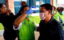 Dirikan Posko Kesehatan dan Cek Suhu Tubuh Penumpang Kapal di Gresik