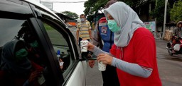PIOS Bagikan Ratusan Hand Sanitizer dan Minuman Sehat untuk Pengunjung