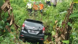 Xenia Terjun ke Jurang di Mojokerto, 3 Orang Terluka