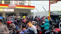 Polisi Bubarkan Kerumunan Pencari Kerja di Toko Modern Mojokerto