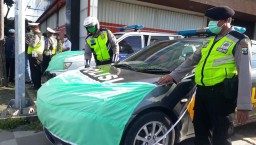 Ajak Warga Cegah Corona, Mobil Polisi di Surabaya Dipasang Masker