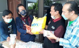 Masker hingga Vitamin Dibagikan pada Jurnalis & Pewarta Foto Surabaya