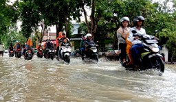 Banjir Kali Lamong, Dua Belas Ruas Jalan di Kabupaten Gresik Rusak