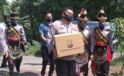Unik! Polwan Bagikan Sembako Kenakan Busana Majapahit di Hari Kartini