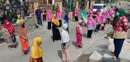 Warga Gresik Terdampak Corona dan Banjir Kali Lamong Terima Vitamin