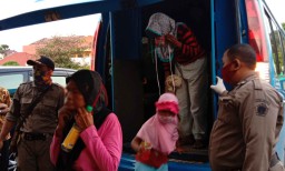 Petugas Gabungan Pulangkan Puluhan Gepeng saat PSBB di Gresik