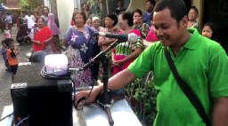 Kreatif, Seorang Pedagang Pentol di Gresik Jualan Sambil Nge-DJ