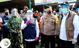 Jelang New Normal, Khofifah Tinjau Pasar hingga Kampung Tangguh Gresik