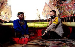 Mengintip Obrolan Polisi dan Seniman dalam Wayang Virtual di Gresik
