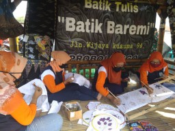 Emak-emak di Kota Probolinggo ini Bikin Masker Batik Tulis