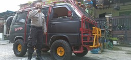 Polisi ini Ubah Mobil Carry Miliknya Mirip Barracuda