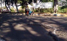 Spanduk 'Selamat Datang Wisata Jalan Berlubang' ada di Probolinggo
