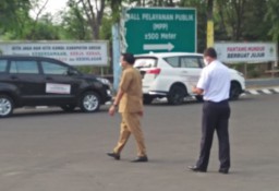 Saat Bupati Sambari Atur Lalu Lintas di Gresik
