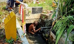 Pria yang Memanjat Tiang Telekomunikasi di Gresik Diamankan