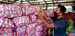 Pedagang Bawang Putih di PIOS Maksimalkan Pesanan Lokal, Ini Alasannya
