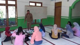 Minim Sinyal Internet di Pelosok Ponorogo, Guru ini Datangi Siswanya