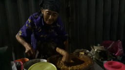 Kisah Mbah Niah, Usia 81 Tahun Jual Rujak untuk Rawat Suami yang Sakit
