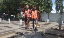 Tak Pakai Masker, 6 Pelanggar Disanksi Bersihkan Taman Makam Pahlawan