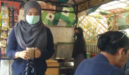 Dua Siswi Bersaudara ini Jualan di Warung Kopi untuk Belajar Daring
