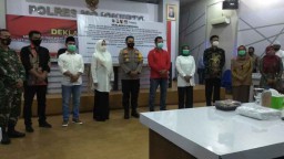 Deklarasi Damai di Mojokerto, Tiga Paslon Bagikan Masker ke Masyarakat