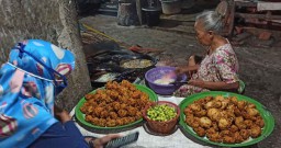Mencicipi 'Lentho Demit', Gorengan Pedas yang Dijual Hanya Malam Hari