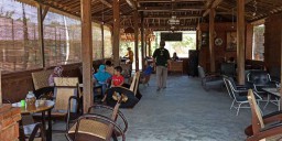 Rumah Makan ini Sajikan Kuliner Tradisional dengan Suasana Jaman Dulu