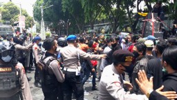 Mahasiswa di Gresik Juga Demo Tolak Omnibus Law