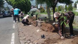 Dukung Gerakan di HUT ke-19 Kota Batu, GM FKPPI Tanam Pohon
