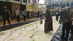 Lukisan Abstrak Terpanjang Disparta-Dewan Kesenian Raih Rekor Leprid