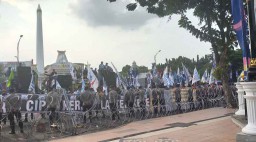 Tolak Omnibus Law, Ribuan Massa Geruduk Kantor Gubernur Jatim