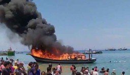 Satu Kapal Motor Terbakar di Pantai Gili Ketapang
