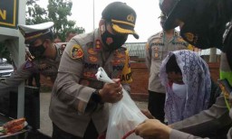 Operasi Zebra dan Peduli Covid-19, Polisi di Mojokerto Bagikan Sembako